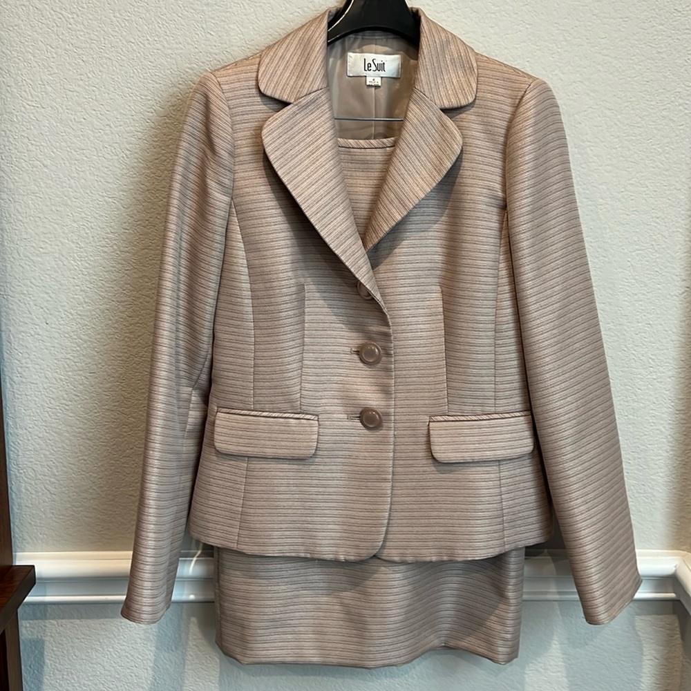 Le suit - size 4 skirt suit